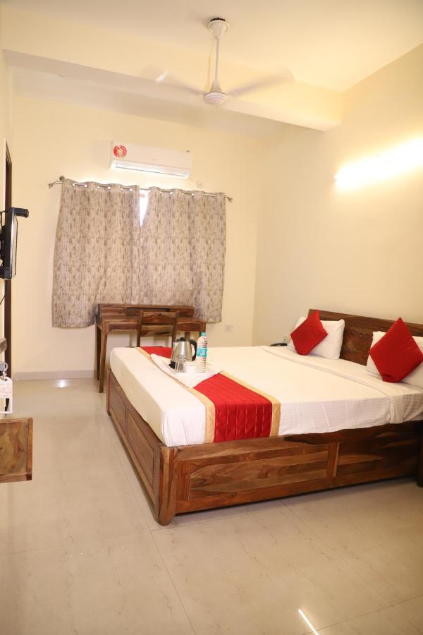 Hotel The York - Couple-Unfriendly Hotel Noida Exterior foto