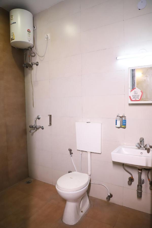 Hotel The York - Couple-Unfriendly Hotel Noida Exterior foto